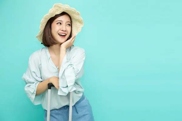 Vacker Ung Asiatisk Kvinna Med Resväska Isolerad Grön Bakgrund — Stockfoto
