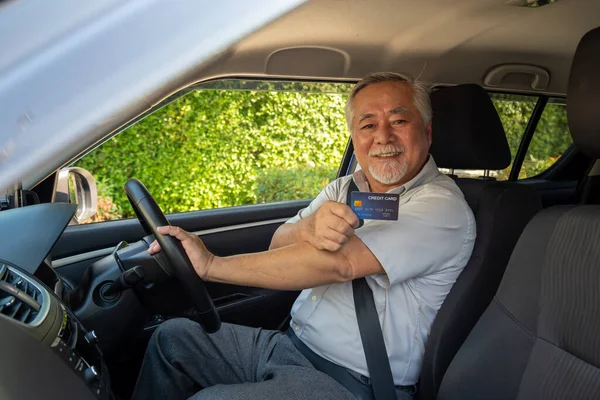 Asiático Senior Hombre Sentado Coche Celebración Tarjeta Crédito — Foto de Stock