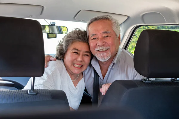 Ευτυχισμένο Ασιατικό Ηλικιωμένο Ζευγάρι Κάθεται Στο Αυτοκίνητο Και Αυτοκίνητο Οδήγησης — Φωτογραφία Αρχείου