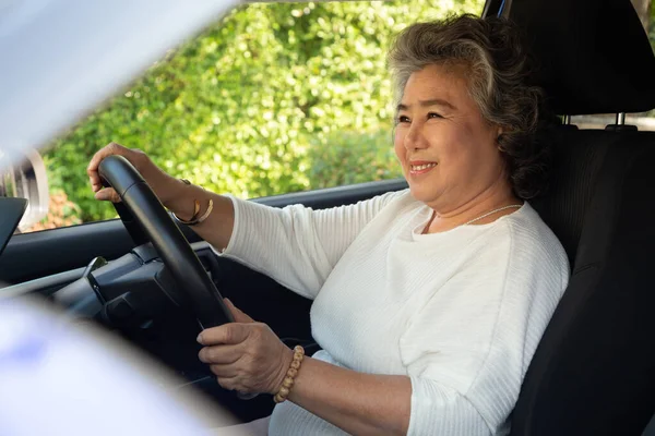 Asiática Senior Mujer Sonriendo Mientras Conducir Coche — Foto de Stock