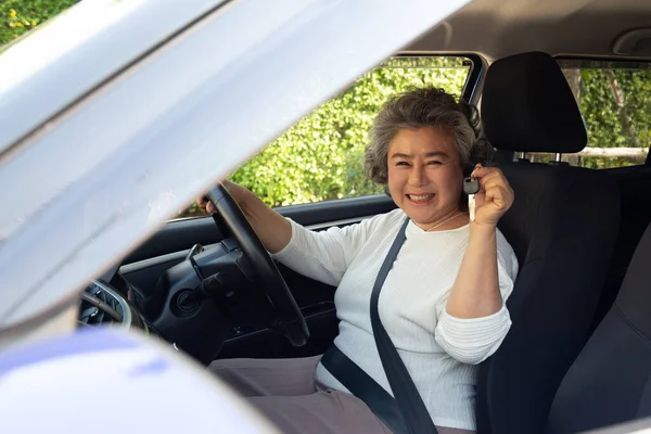 Feliz Asiática Senior Mujer Conductor Mostrando Nuevo Coche Llaves — Foto de Stock