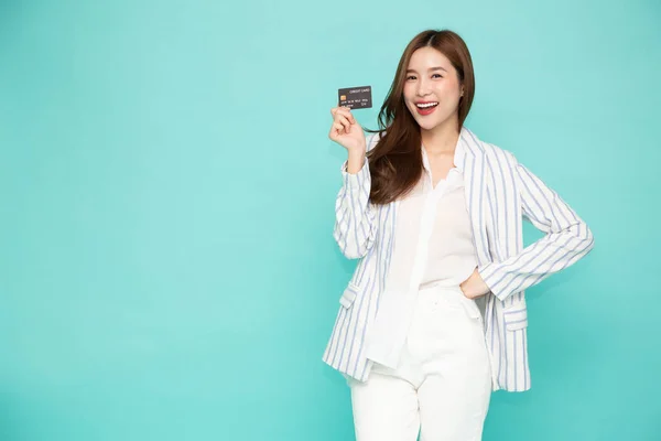 Ung Vacker Asiatisk Kvinna Ler Visar Presentera Kreditkort För Att — Stockfoto