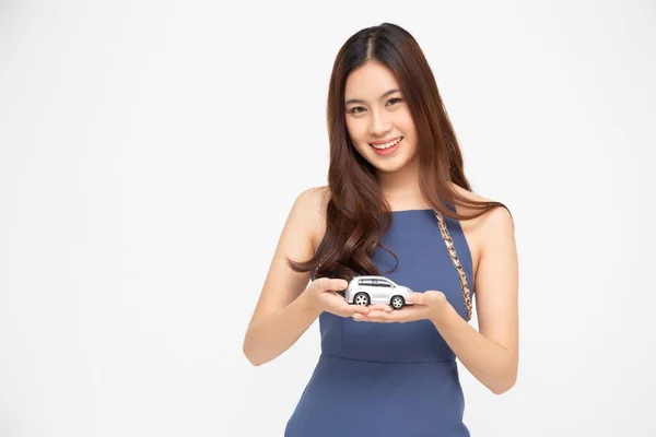 Femme Asiatique Tenant Modèle Voiture Isolé Sur Fond Blanc Concept — Photo