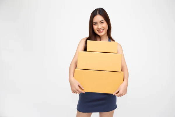 Heureuse Femme Asiatique Souriant Tenant Paquet Boîte Colis Isolé Sur — Photo