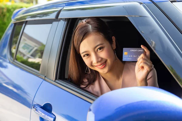 Jovem Mulher Asiática Feliz Segurando Cartão Pagamento Cartão Crédito Sentado — Fotografia de Stock