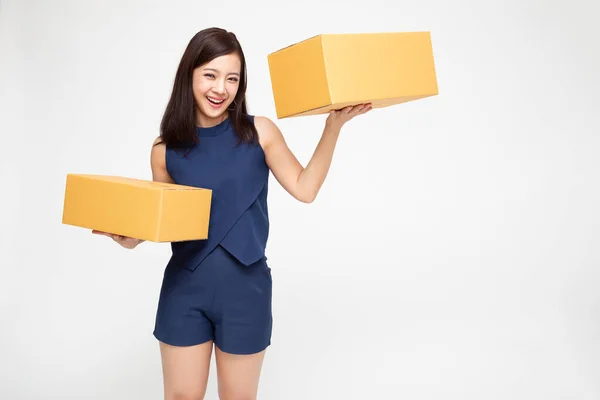 快乐的亚洲女人微笑着 带着包裹盒 与白色背景 快递员和航运服务的理念相分离 — 图库照片