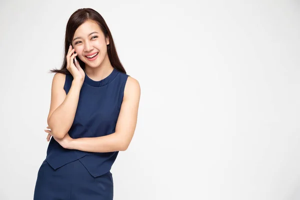 Mujer Asiática Sonriendo Mientras Habla Por Teléfono Aislado Sobre Fondo —  Fotos de Stock
