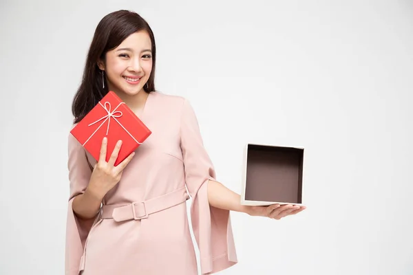 Happy Beautiful Asian Woman Smile Dan Holding Gift Box Terisolasi — Stok Foto