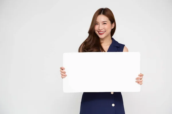 年轻的亚裔妇女展示并手持空白的白色广告牌 白色背景隔离 — 图库照片