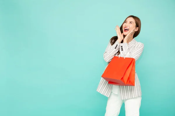 Portrait Excited Screaming Young Asian Woman Holding Shopping Bag Isolated — Stok Foto