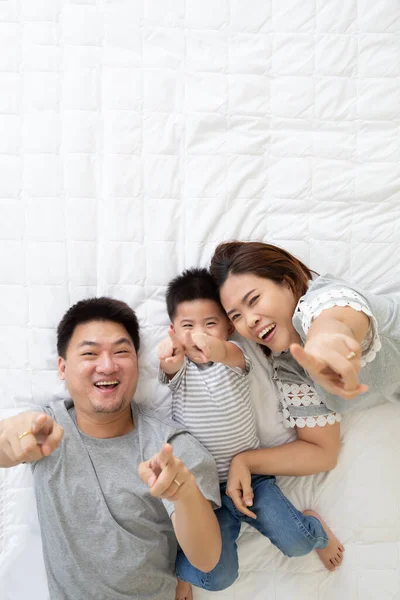 Vista Superior Lindo Niño Sus Padres Asiáticos Sonriendo Señalando Con —  Fotos de Stock