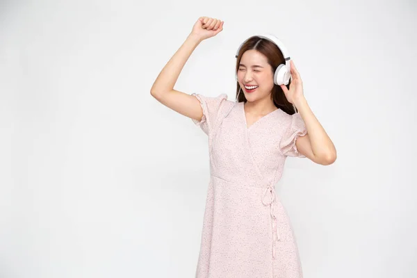 Mujer Asiática Joven Escuchando Música Con Auriculares Aislados Sobre Fondo —  Fotos de Stock