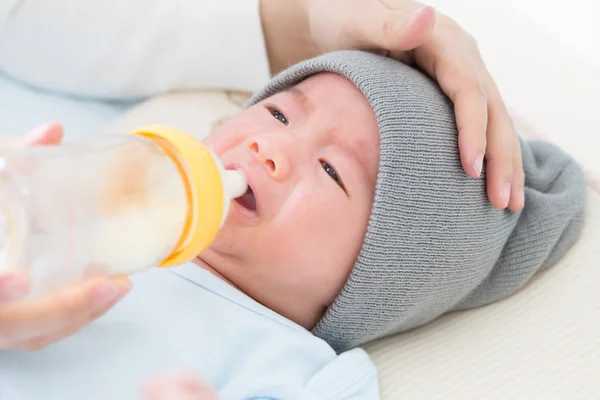 Bebe Pleure A Cause De La Faim De Lait Famille Bouteille Stock Photo