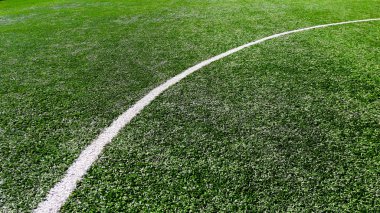 Eğri futbol alan yeşil çim arka plan hattı.
