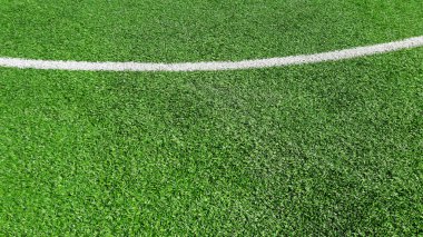 Futbol alanında veya futbol sahası ile suni çim kaplı beyaz çizgi