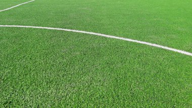 yeşil çim futbol sahası alanında beyaz çizgiler