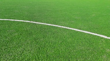 Futbol alanında veya futbol sahası ile suni çim kaplı beyaz çizgi