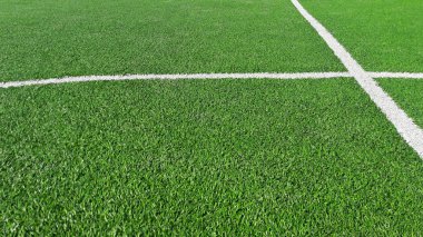Yeşil çim sahası, futbol sahası üzerinde kesişen çizgiler