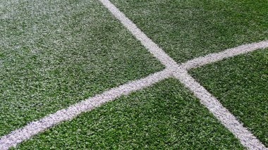 Yeşil çim sahası, futbol sahası ve beyaz çizgiler