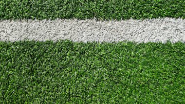 Yeşil futbol sahasında beyaz şerit.