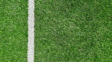 Yeşil futbol sahasında beyaz şerit.