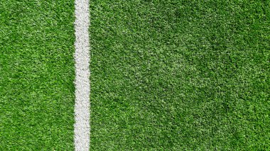 Yeşil futbol sahasında beyaz şerit.