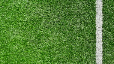 Yukarıdan ateş beyaz çizgili yeşil sentetik çim fotoğrafı spor sahası.