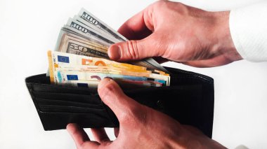 Adam cüzdandan para alıyor.