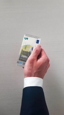 işadamı beş euro elinde tutan
