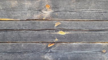 Yüzey zamanla aşınmış, eski ahşap zemin.