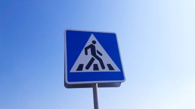 Mavi üzerinde yaya işareti