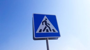 Uyarı işareti yol geçtikten yayalar için.