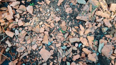 kırık tuğla ve çimento yıkılmış duvar