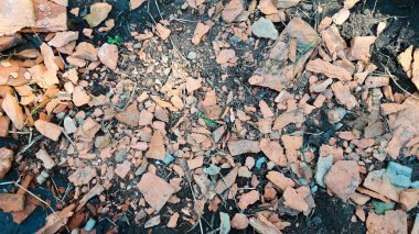 Arka plan bit kırık tuğla yerde yatan