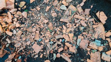 Arka plan bit kırık tuğla yerde yatan