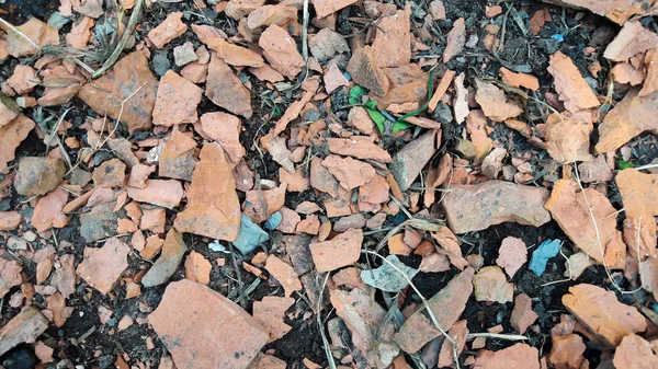 yerdeki kırık tuğla