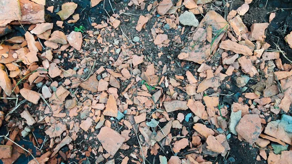 kırık tuğla ve çimento yıkılmış duvar