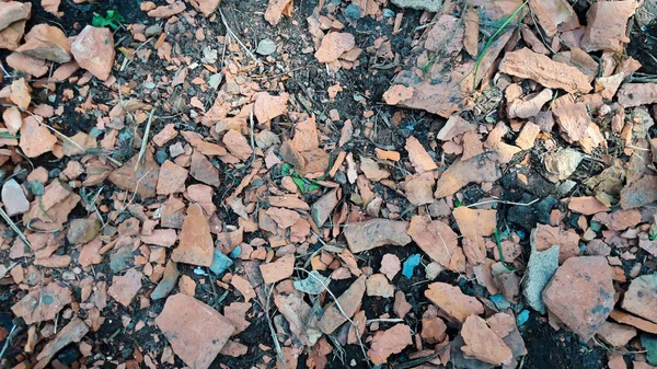 Kırık eski kırmızı tuğla