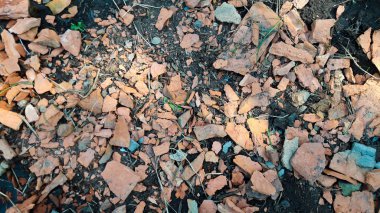 Kırık eski kırmızı tuğla