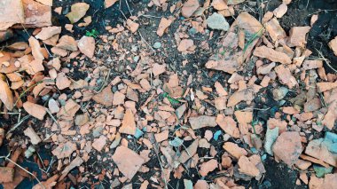 kırık tuğla ve çimento yıkılmış duvar