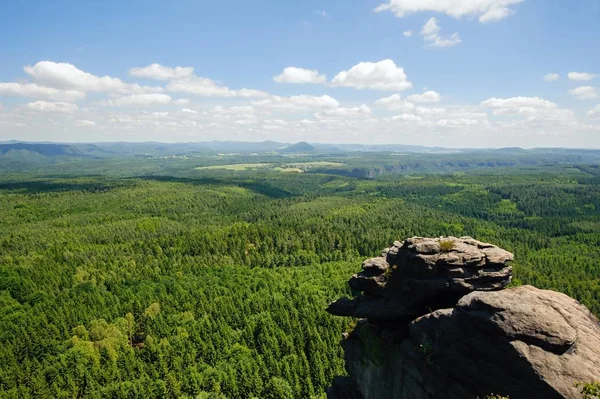 Letní Krajina Lesy Loukami Skalami Oblohou — Stock fotografie