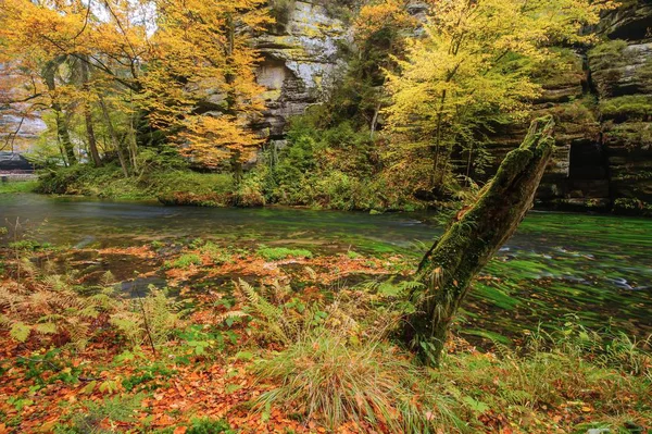 Jesienią Kolorowe Drzew Liści Skały Wokół Pięknej Rzeki — Zdjęcie stockowe