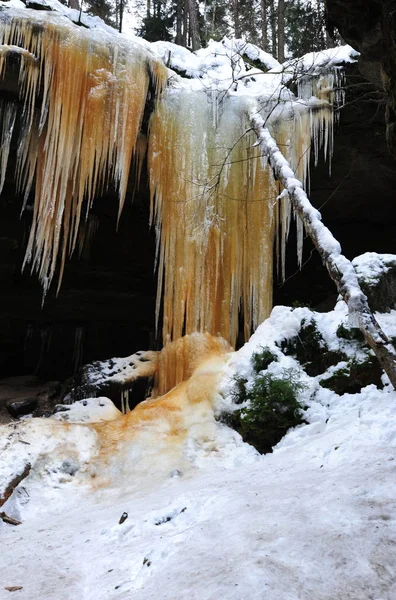 Cascate Ghiacciate Sulla Roccia Colore Arancione Neve — Foto Stock