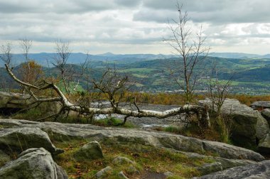 Sonbahar manzarası - kayalar, ormanlar - hepsi güzel renklerde.