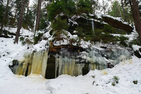 冰冻的瀑布在岩石上 橙色的彩色和雪 — 图库照片