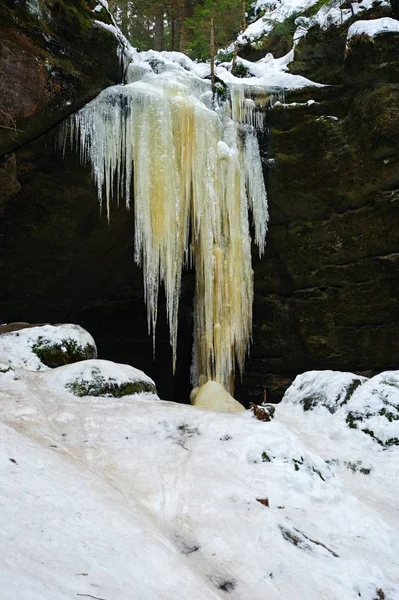 Snö Och Frusna Vattenfall Rock Orange Färgade — Stockfoto