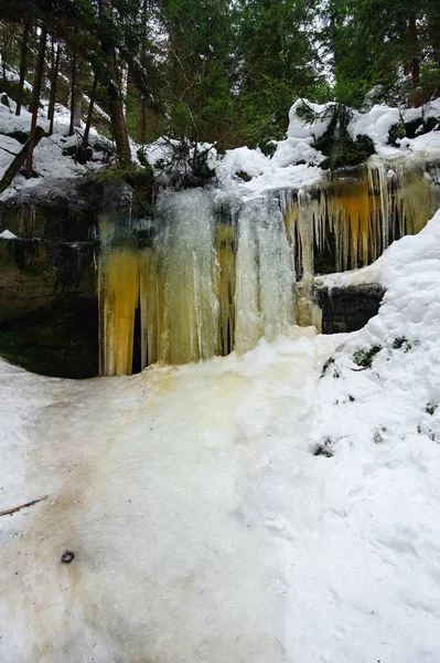 Gefrorene Wasserfälle Auf Dem Felsen Orange Gefärbt Und Schnee — Stockfoto