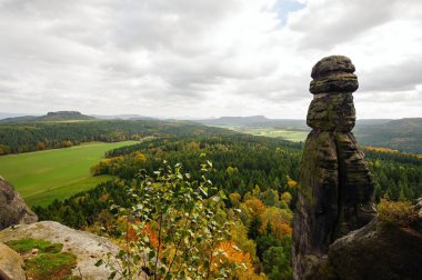 Sonbahar manzarası - kayalar, ormanlar - hepsi güzel renklerde.