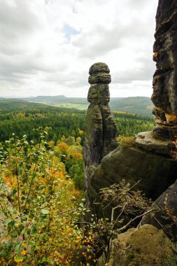 Sonbahar manzarası - kayalar, ormanlar - hepsi güzel renklerde.