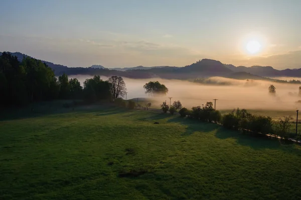 Podzimní Krajina Kopci Lesy Slunečné Ranní Mlze — Stock fotografie